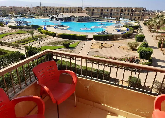 Apartment Cozy Near Pools & With Balcony